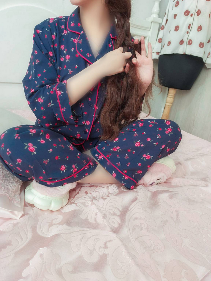 ست لباس راحتی و خواب زنانه مدل گل ریز سرمه ای